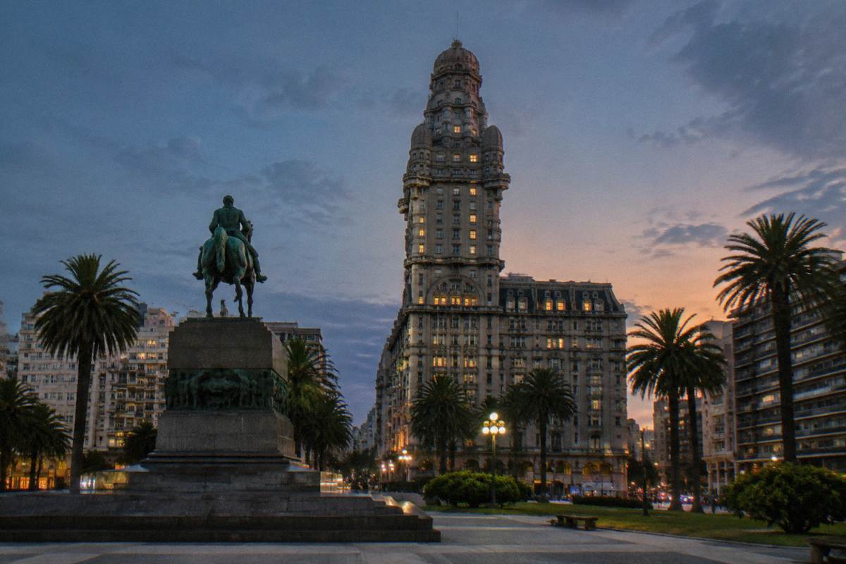 Palacio Salvo rising over Plaza Independencia at dusk