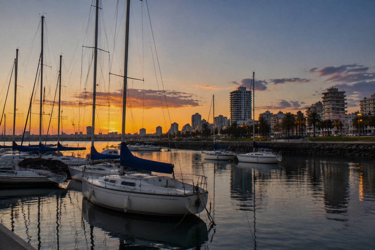 Sailboats in the Buceo harbour
