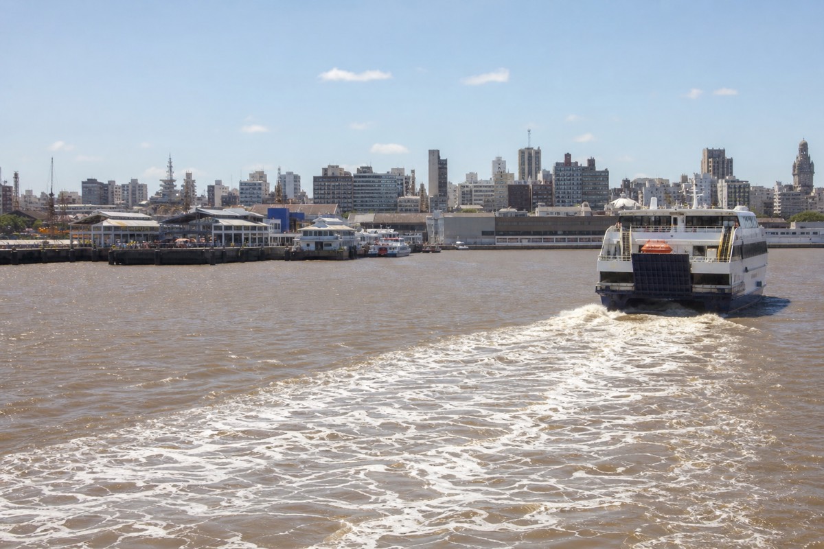 A passenger ferry crossing the Rio de la Plata