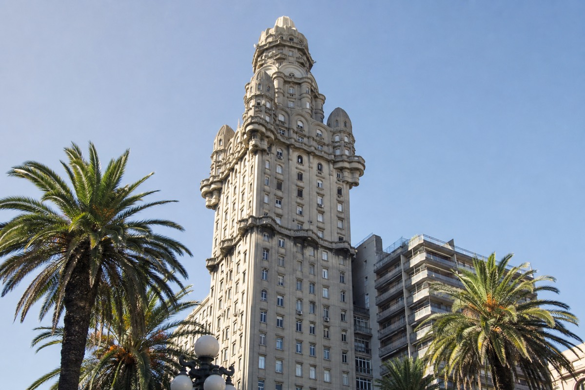 Palacio Salvo overlooking Plaza Independencia
